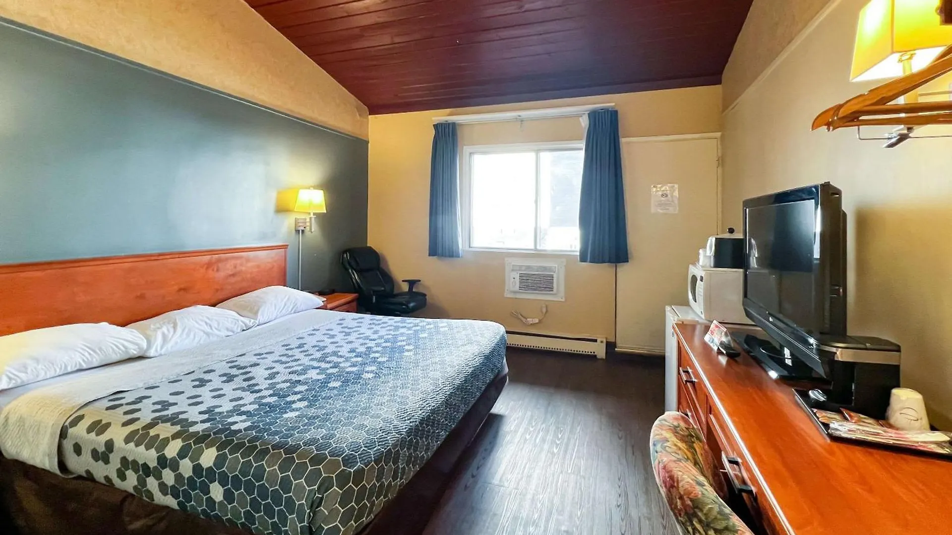 Econo Lodge Motel Village Calgary